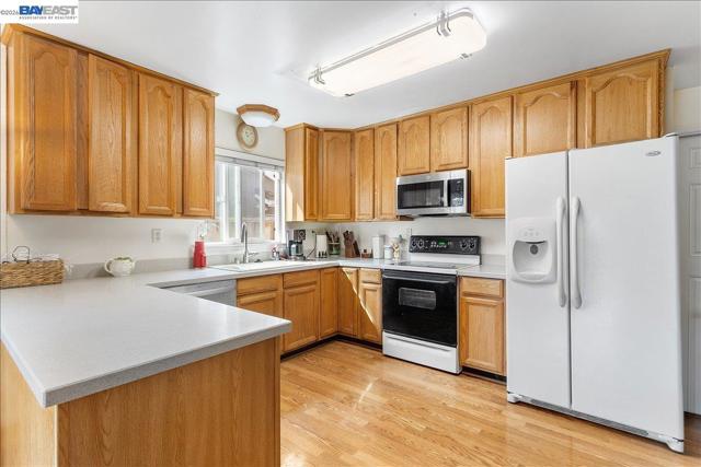 21330 Kahlert St, Castro Valley CA: https://media.crmls.org/mediaz/236a51a0-0efa-422a-82d2-bce806bcc25e.jpg