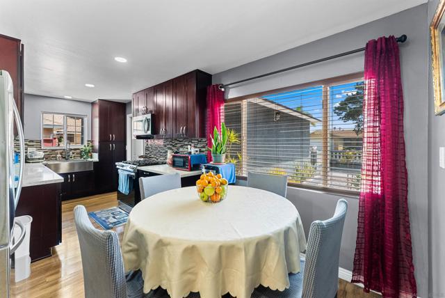 240 Ledgewood Ln, San Diego CA: https://media.crmls.org/mediaz/236c8c70-eaf3-4173-8b0e-3924ec066371.jpg