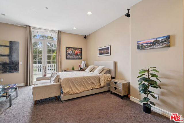 19016 Devonport Lane, Tarzana CA: https://media.crmls.org/mediaz/236d28d0-2851-40d3-831c-95a98dd8819e.jpg