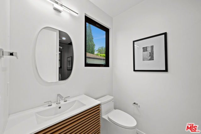 2631 Castle Heights Place, Los Angeles CA: https://media.crmls.org/mediaz/236e231b-d2ca-4c8d-b4bf-fc1feef1ed7e.jpg