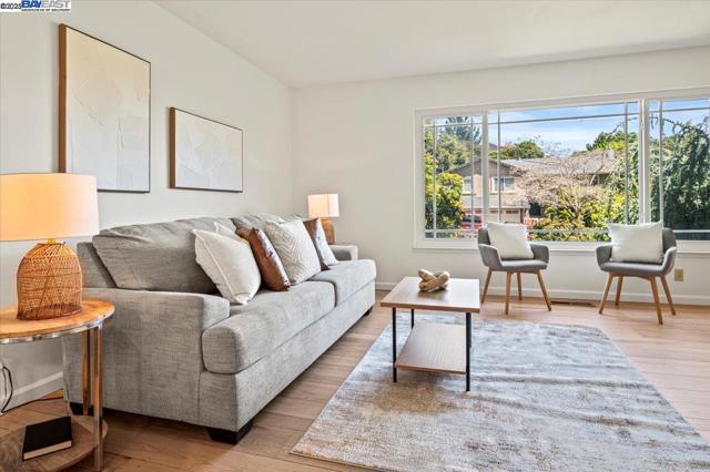 3554 Arcadian Ct, Castro Valley CA: https://media.crmls.org/mediaz/236e9e1d-6383-49d7-8226-ad12ed356206.jpg