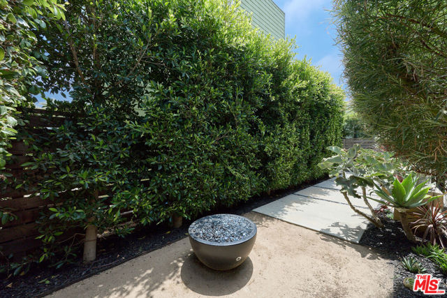 519 1/2 San Juan Avenue, Venice CA: https://media.crmls.org/mediaz/236ecc9f-5596-46a9-8643-317d7753e627.jpg