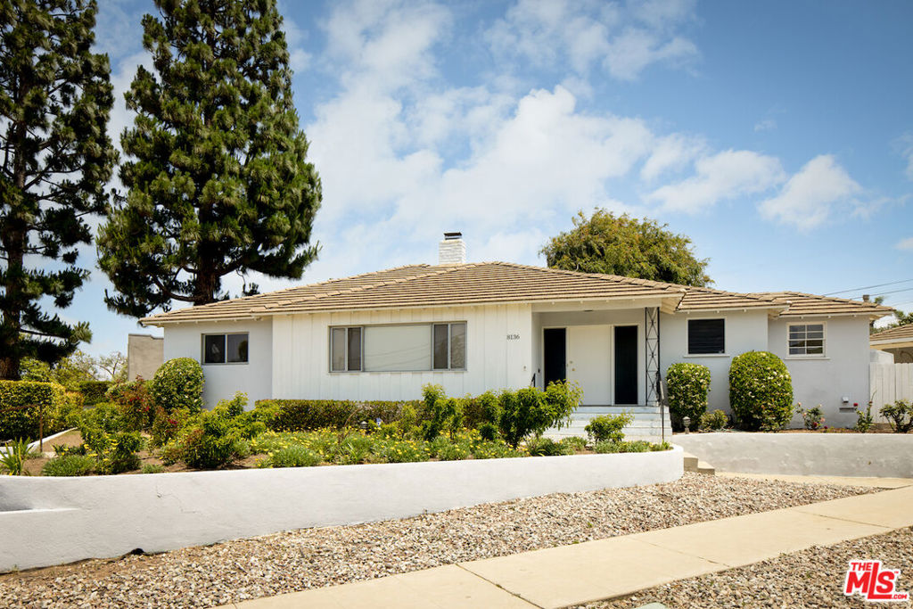 8136 LOYOLA Boulevard