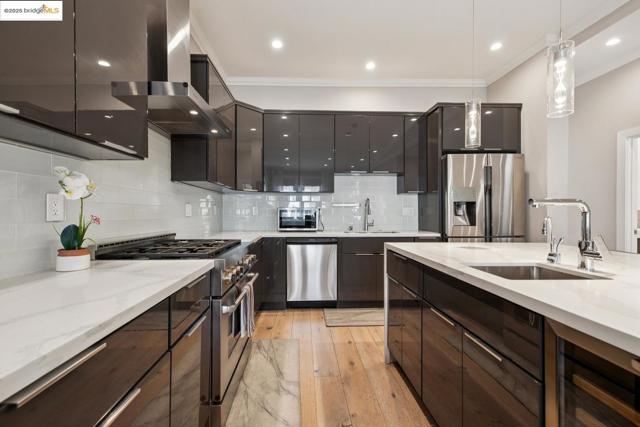 1537 Revere AVE, San Francisco CA: https://media.crmls.org/mediaz/236f65c6-be08-4608-ab9e-ce4d5087cca9.jpg