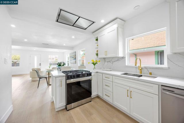 2133 39Th Ave, Oakland CA: https://media.crmls.org/mediaz/23704677-b67f-4d33-8e0d-a88eac3bf8c3.jpg