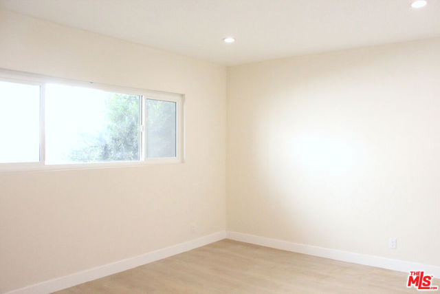 322 S Swall Drive, Los Angeles CA: https://media.crmls.org/mediaz/2370fa46-06f6-4b47-87ef-f901692b6f49.jpg