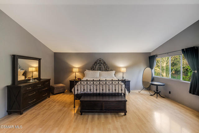 12208 Cherry Grove Street, Moorpark CA: https://media.crmls.org/mediaz/2371083b-967d-4960-a08e-65f77b4a2c69.jpg