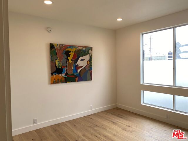 2237 S Bentley Avenue, Los Angeles CA: https://media.crmls.org/mediaz/23717705-9f98-47f8-8b80-ed92eab5698e.jpg