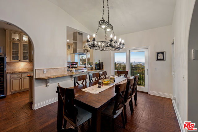 6420 Quebec Drive, Los Angeles CA: https://media.crmls.org/mediaz/23719344-f343-4dbb-a74f-c55209721f80.jpg