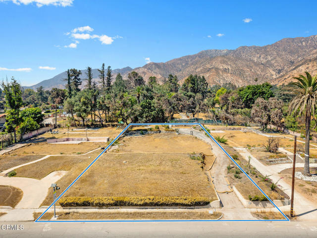 1145 E Altadena Drive, Altadena CA: https://media.crmls.org/mediaz/2371d10b-c6d3-4a28-b5ce-09c4474b5d1c.jpg