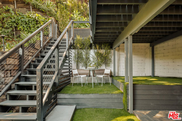 8556 Ridpath Drive, Los Angeles CA: https://media.crmls.org/mediaz/237265b7-28cc-4ff3-8aa1-77e76142a364.jpg