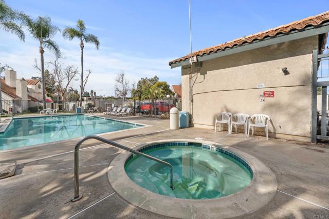 Detail Gallery Image 7 of 30 For 337 N Melrose Dr #E,  Vista,  CA 92083 - 2 Beds | 2 Baths