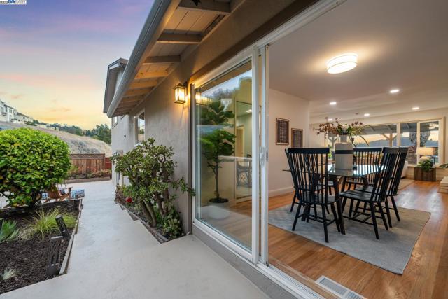 598 CRESTMONT DRIVE, Oakland CA: https://media.crmls.org/mediaz/2372b7e7-e9ca-4709-90cf-a5e210086613.jpg
