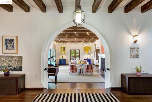 6801 Estates Dr, Oakland CA: https://media.crmls.org/mediaz/2373ad4c-ee07-4e8e-bc6b-b201a875d356.jpg