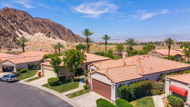 48245 Calle Floristas, La Quinta CA: https://media.crmls.org/mediaz/2373d1e0-a17b-452f-a75f-0d09fb9ea84f.jpg