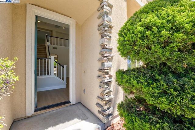 5615 Applegate Way, Dublin CA: https://media.crmls.org/mediaz/23748cae-53a2-41cd-b2d3-f72f191ac285.jpg