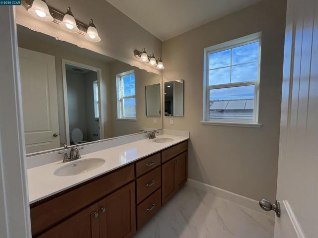 297 Eagle Nest Drive, Oakley CA: https://media.crmls.org/mediaz/23749047-673a-4043-8be4-941f952bb738.jpg