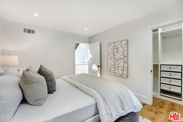 2506 Zorada Drive, Los Angeles CA: https://media.crmls.org/mediaz/23752540-3f1c-4fd6-81f0-34218ac41766.jpg