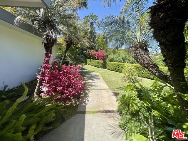 1000 Stradella Road, Los Angeles CA: https://media.crmls.org/mediaz/23760fad-4741-4808-92bf-d40cc6576190.jpg