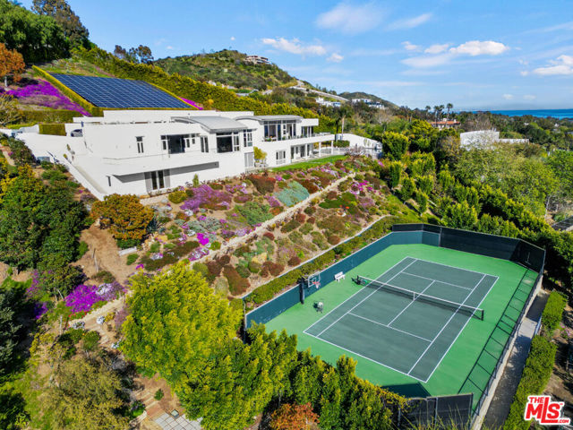 27454 Winding Way, Malibu CA: https://media.crmls.org/mediaz/23762016-3206-498e-8510-8f84c0b2209b.jpg