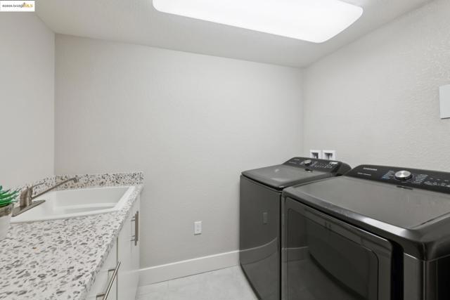 6757 Skyview Dr, Oakland CA: https://media.crmls.org/mediaz/2376b69e-7dee-4298-bf66-6a0fb60b8e8e.jpg