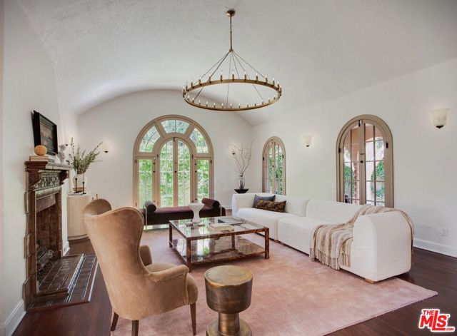 1900 N Serrano Avenue, Los Angeles CA: https://media.crmls.org/mediaz/2376e392-6247-4f99-85a5-fac6165b21d6.jpg
