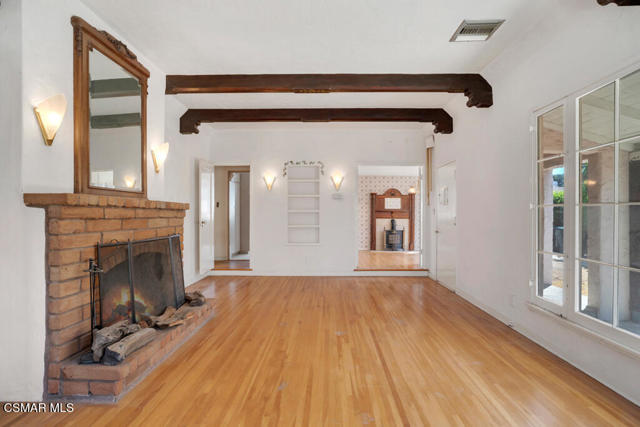 2327 Royal Avenue, Simi Valley CA: https://media.crmls.org/mediaz/23778e59-935e-4d62-9059-f68b336cb3aa.jpg