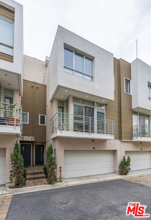 1400 N Fuller Avenue, Los Angeles CA: https://media.crmls.org/mediaz/23780f87-fdf1-4568-ac26-346be963b1ba.jpg