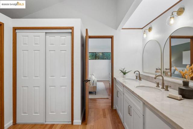 2112 Manzanita Dr, Oakland CA: https://media.crmls.org/mediaz/237831dd-23eb-4629-912c-368484e901c9.jpg