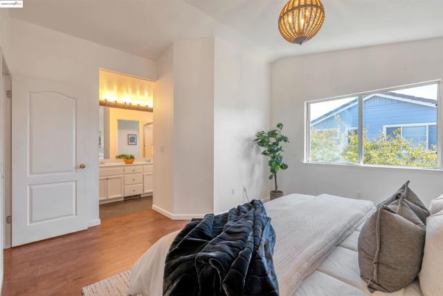 16 Bay Harbor Ct, Richmond CA: https://media.crmls.org/mediaz/237917bd-5b4b-461b-a6a2-be481af52ff4.jpg