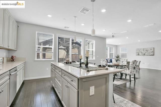 89 Baird Cir, Brentwood CA: https://media.crmls.org/mediaz/2379a54c-f8f8-4197-b595-23d30a291efd.jpg