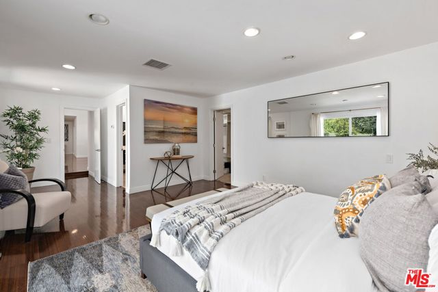 4745 Caritina Drive, Tarzana CA: https://media.crmls.org/mediaz/237a1ee7-5c6b-4feb-8bd2-9174d1efe387.jpg