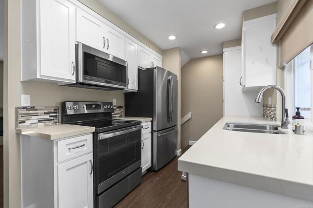 8746 Villa La Jolla Drive, La Jolla CA: https://media.crmls.org/mediaz/237ad828-9a35-4394-9517-d0eef6fd711c.jpg