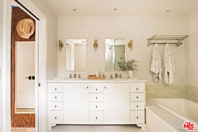 554 Mountain Green Drive, Calabasas CA: https://media.crmls.org/mediaz/237aec61-8600-425f-89bd-de77bf0a6172.jpg