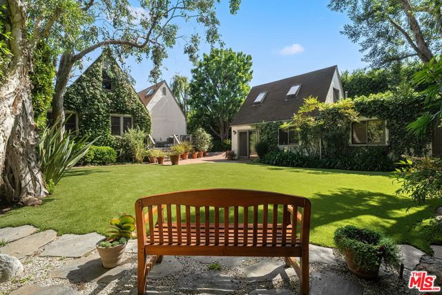 440 19th Street, Santa Monica CA: https://media.crmls.org/mediaz/237af300-688e-4d97-ab62-ba8f66ccc561.jpg