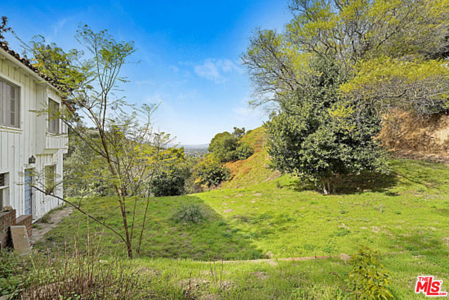 3351 Coldwater Canyon Avenue, Los Angeles CA: https://media.crmls.org/mediaz/237b7548-4597-499b-9c81-56fdc8304dff.jpg