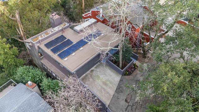 6425 Zinn Dr, Oakland CA: https://media.crmls.org/mediaz/237b9db9-f6d4-471e-ad5c-cd498b43450d.jpg