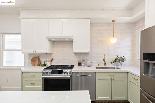 428 Cavour St, Oakland CA: https://media.crmls.org/mediaz/237bc0b2-6382-4c71-bf68-57b4bde9dc4c.jpg