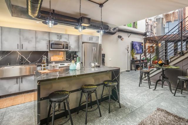 350 11th Avenue, San Diego CA: https://media.crmls.org/mediaz/237c9c56-4343-4c39-b668-f11d5ebbcd59.jpg