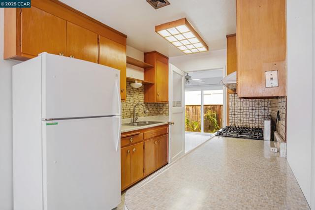 520 Celia St, Hayward CA: https://media.crmls.org/mediaz/237cf4e6-1cf1-49bb-9399-3290430a9df2.jpg