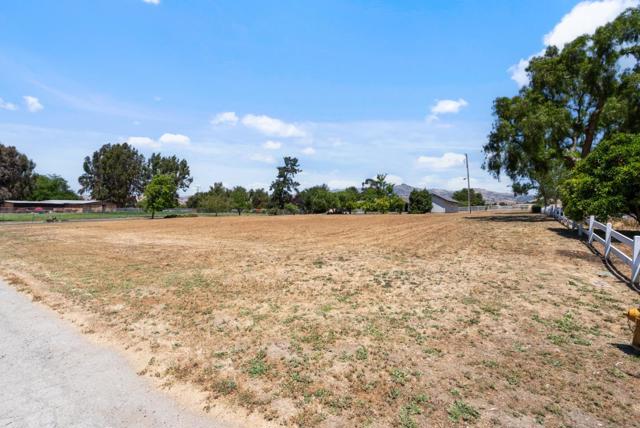 307 Mansfield Road, Hollister CA: https://media.crmls.org/mediaz/237cfdd0-01f4-4b5f-9fe7-c35e1d7caec8.jpg