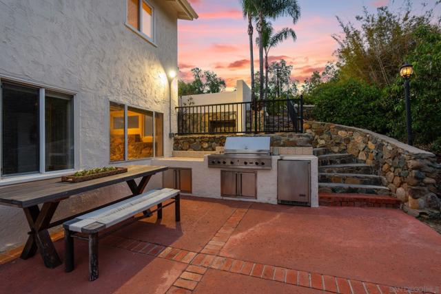 6347 Las Colinas, Rancho Santa Fe CA: https://media.crmls.org/mediaz/237d4662-6cde-4ef1-8e57-3ec048e046a2.jpg