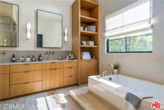 5107 Gaynor Avenue, Encino CA: https://media.crmls.org/mediaz/237dad97-a24e-4da6-80d4-097ad391f049.jpg