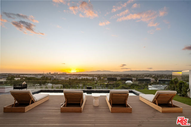 6592 Kentwood Bluffs Drive, Los Angeles CA: https://media.crmls.org/mediaz/237e41b7-2f4e-45d1-9dd7-ff500522262c.jpg