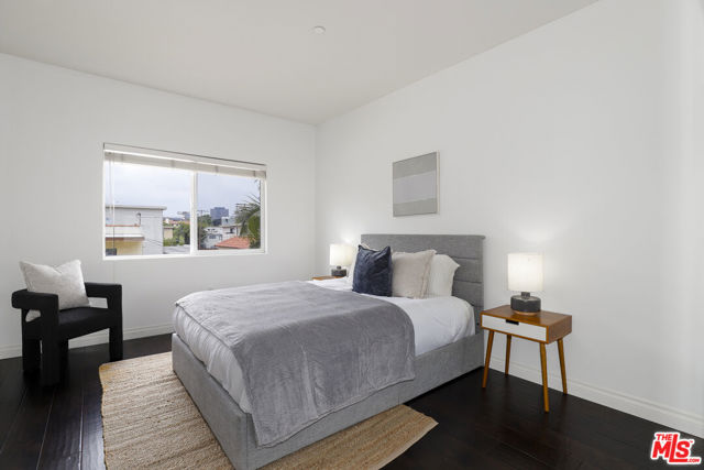1862 S Bentley Avenue, Los Angeles CA: https://media.crmls.org/mediaz/237ef47b-4057-4e45-99db-94ae6a690538.jpg