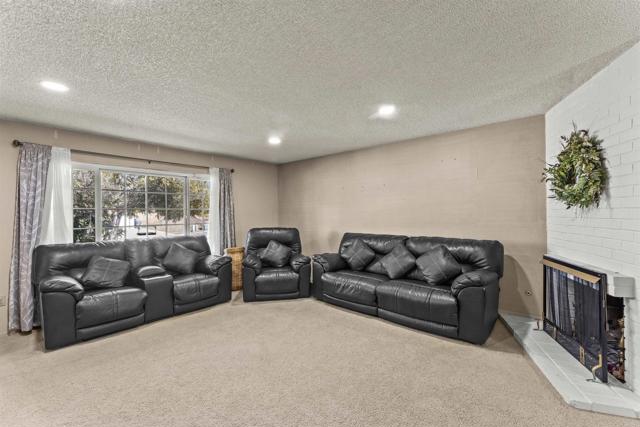 Detail Gallery Image 4 of 35 For 1427 Kingston Dr, Escondido,  CA 92027 - 3 Beds | 2 Baths