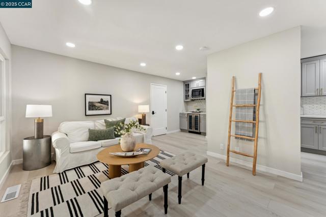 332 Kinross Dr, Walnut Creek CA: https://media.crmls.org/mediaz/237f4fa1-f3a4-43a4-b6d2-42505e35df6b.jpg