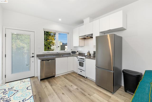 712 39Th St, Oakland CA: https://media.crmls.org/mediaz/237fb585-d4b2-4ec8-adf0-954c9ae57433.jpg