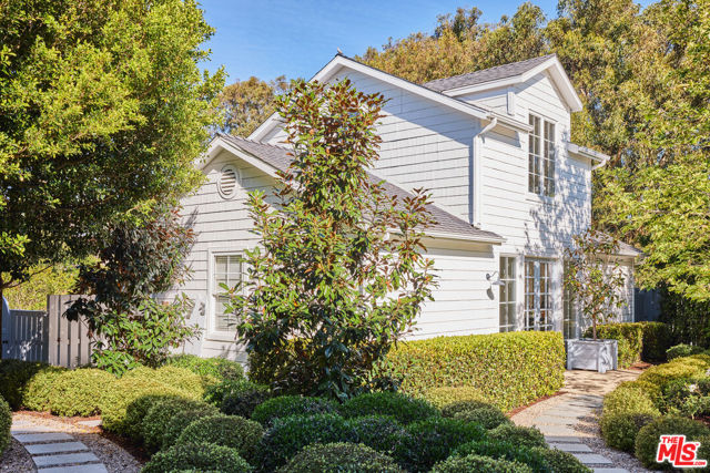 28830 Hampton Place, Malibu CA: https://media.crmls.org/mediaz/237ffcbe-8549-4919-ae43-c0706eaddfef.jpg