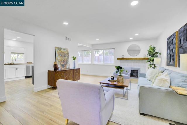9821 Broadmoor Dr, San Ramon CA: https://media.crmls.org/mediaz/23801138-df20-48a2-8839-a8ebcf6d6444.jpg